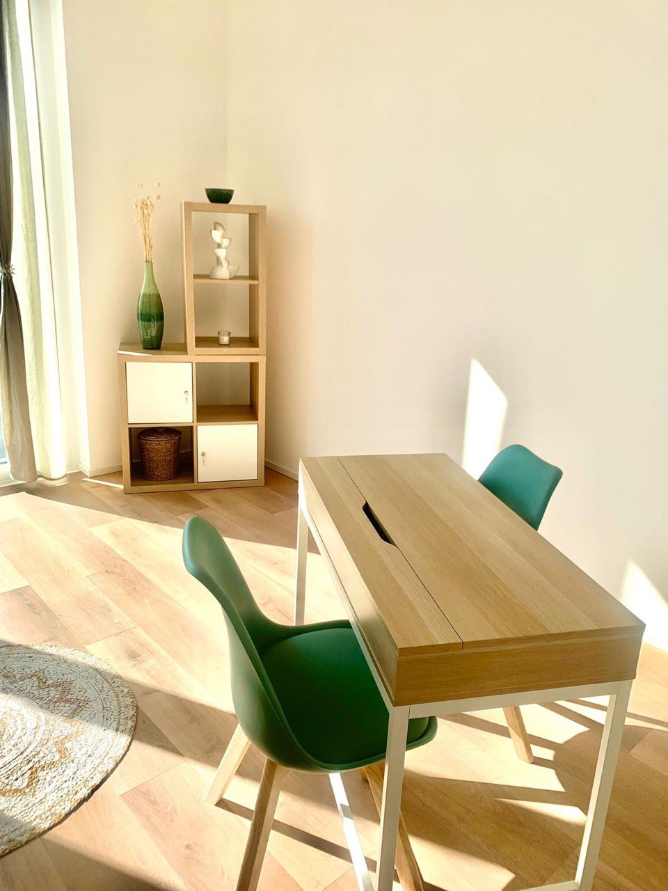 Table de soin devant baie vitrée